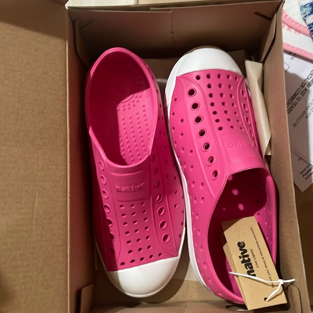 NWT Hollywood Pink/Whitw Natives, size 13